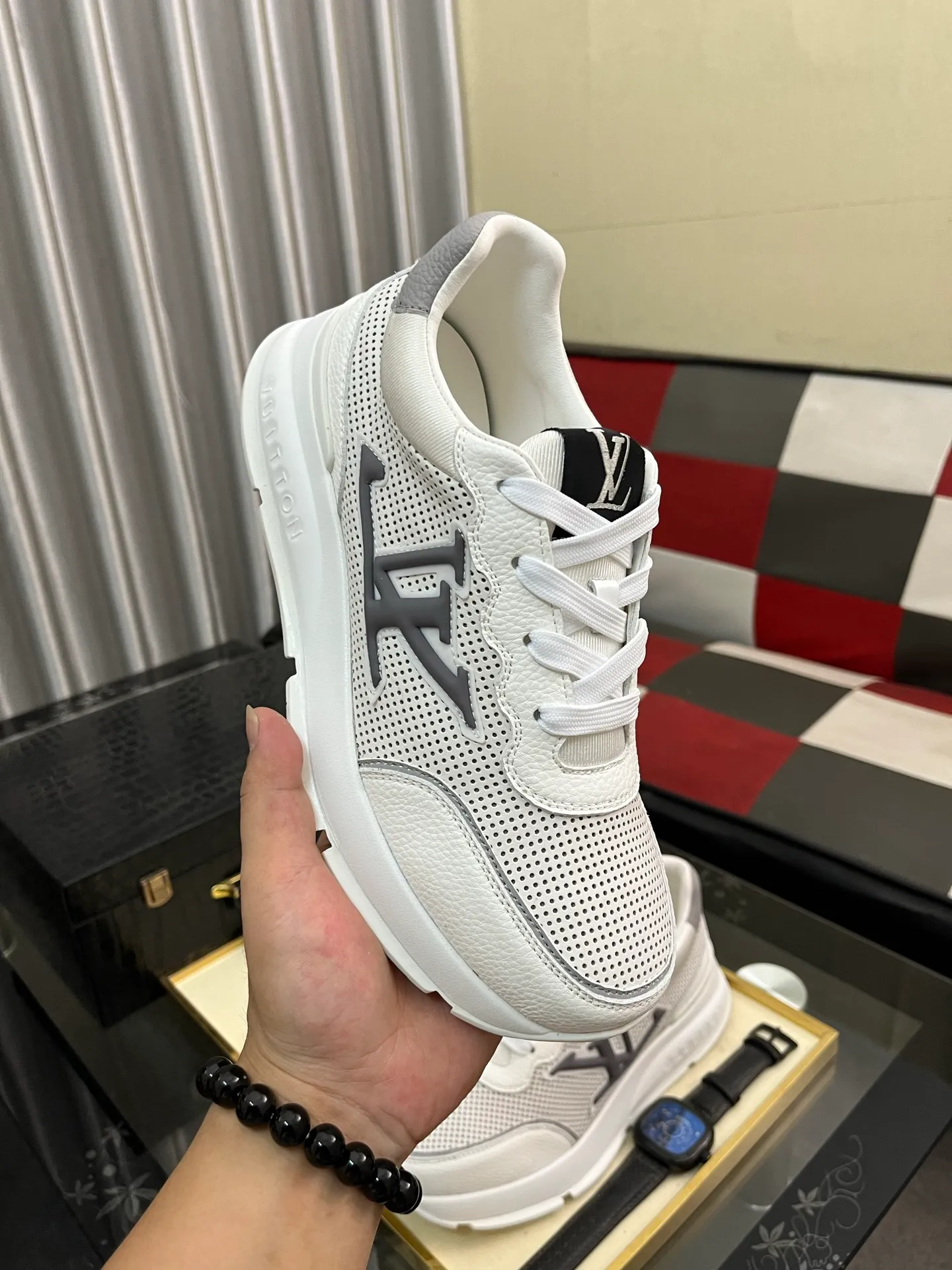 Men's shoes 💰440⌚️⌚️【LOUlS VUlTTON】Louis Vuitton ~ unique and casual style. LV counter purchasing 🏃casual shoes😍😍 are on sale at the men's counter at the same time. Italian imported brands select top-layer Italian cowhide. 🐑Sheepskin lining (refuses to discolor and rub feet) Sole: Original sole specially provided by the original factory 🎬Better in kind Code number: 38-446⃣️Color selection